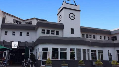 Café Relógio, na Camacha, está à venda pelo valor base de 2,4 milhões de euros