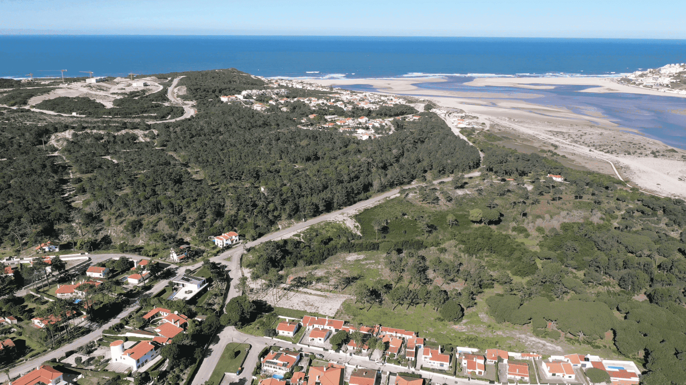 Os Terrenos situam-se junto à Lagoa de Óbidos