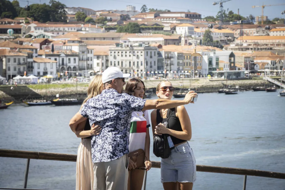 Turismo português antecipa meta de 2027 e está a um passo do melhor ano de sempre em receitas