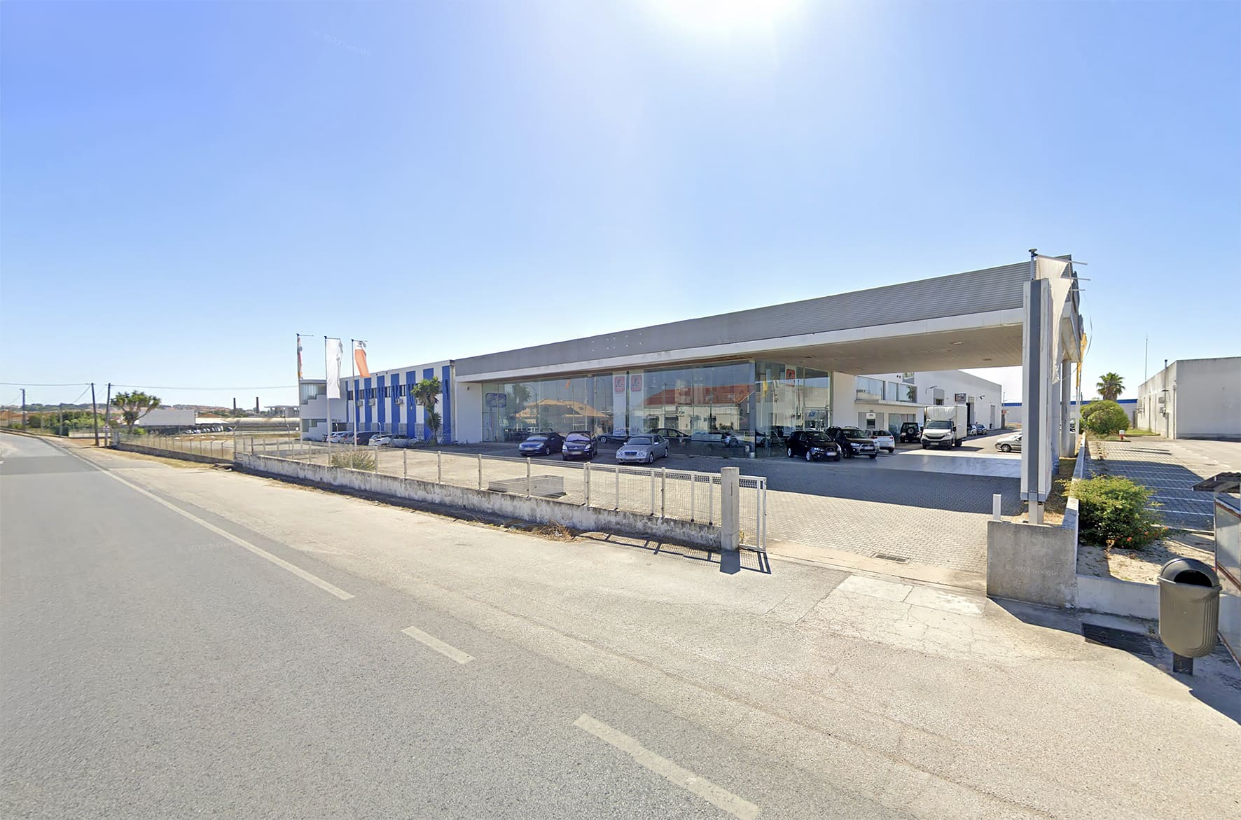 Le bâtiment du siège d'Auto Soeiro est situé à Alhos Vedros, Moita.