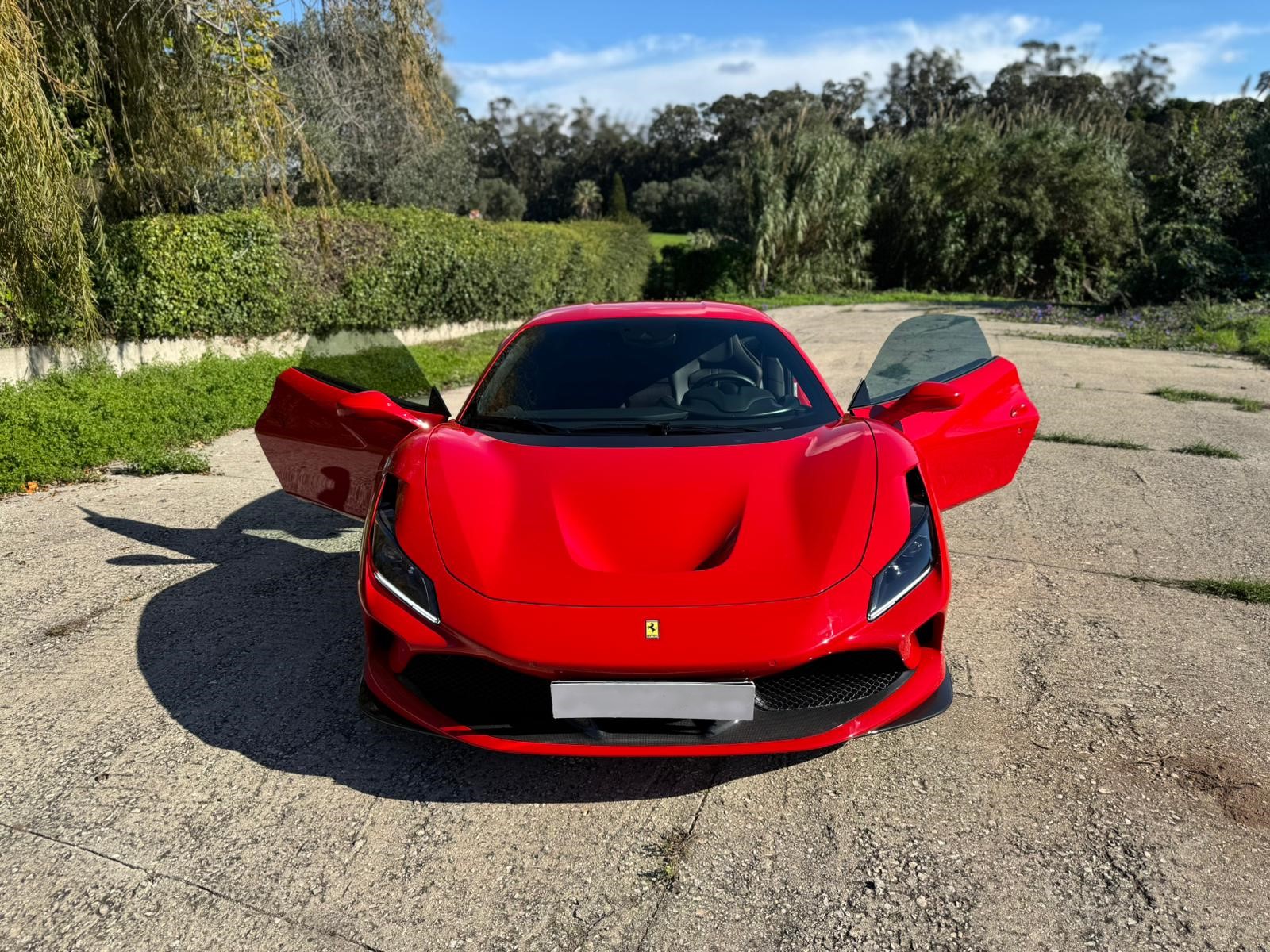 Ferrari F8: Líneas fluidas y agresivas que destacan su personalidad deportiva y aerodinámica.