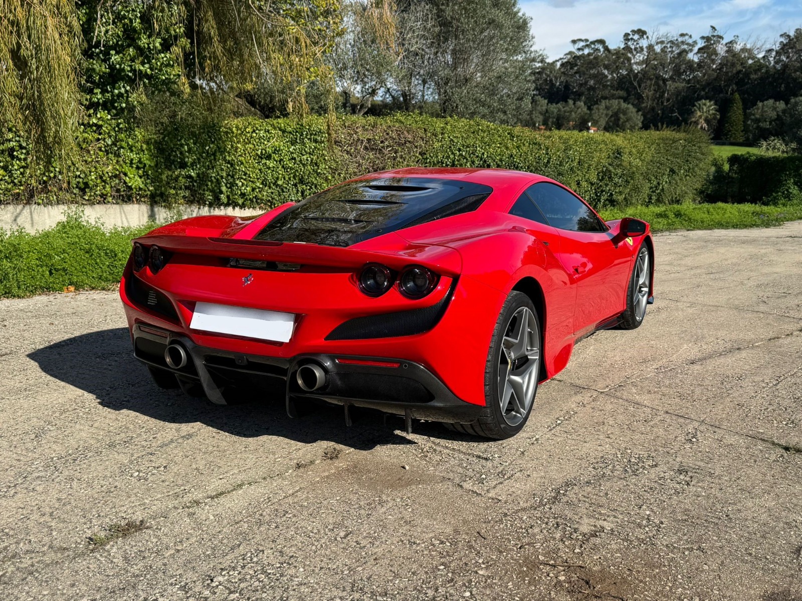 A cabine do Ferrari F8 Tributo foi projetada para envolver o condutor, combinando ergonomia e tecnologia de ponta.